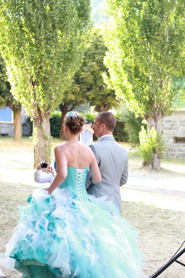 Robe de mariée en soie sauvage recouverte de lambeaux dans un joli dégradé