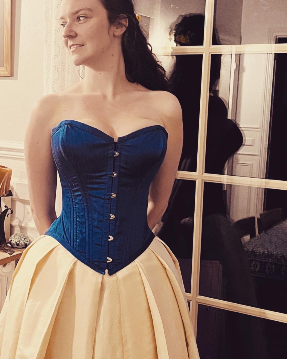 corset en soie sauvage avec attache busc au milieu devant et laçage au dos.